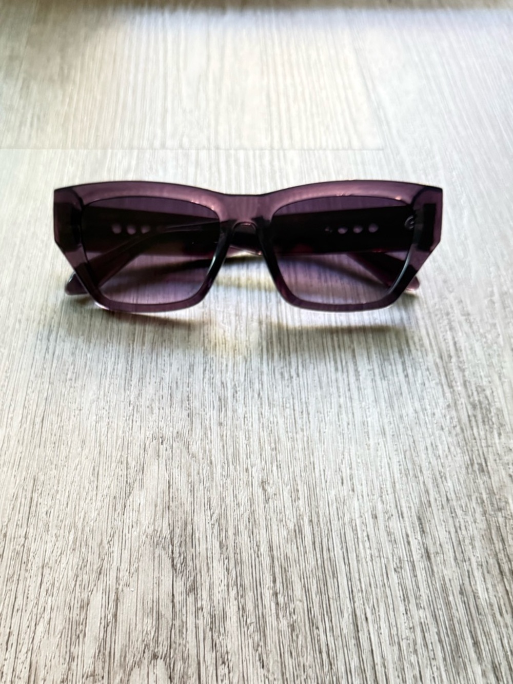 quay australia no apologies purple square grommet detail sunglasses eyewear NEW